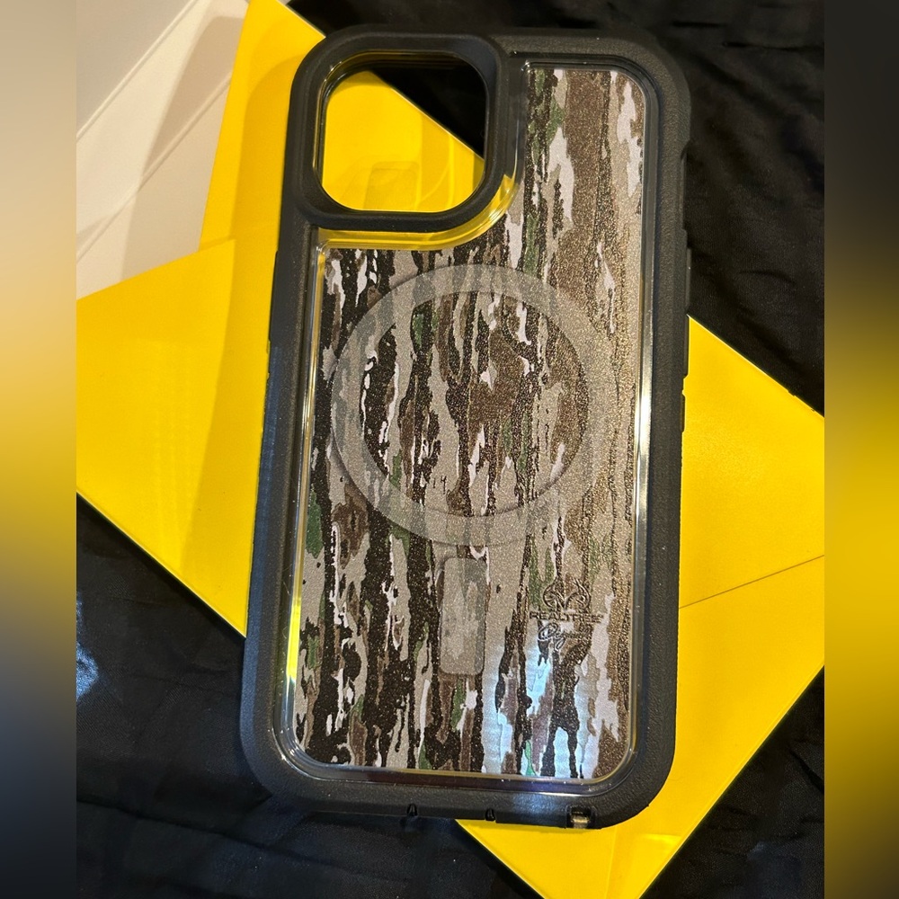 OtterBox Realtree Camo Defender Case for iPhone 13/14/15 (not Plus or Pro)